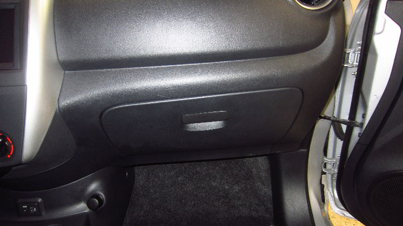 2012-2019-Nissan-Versa-Cabin-Air-Filter-Replacement-Guide-001