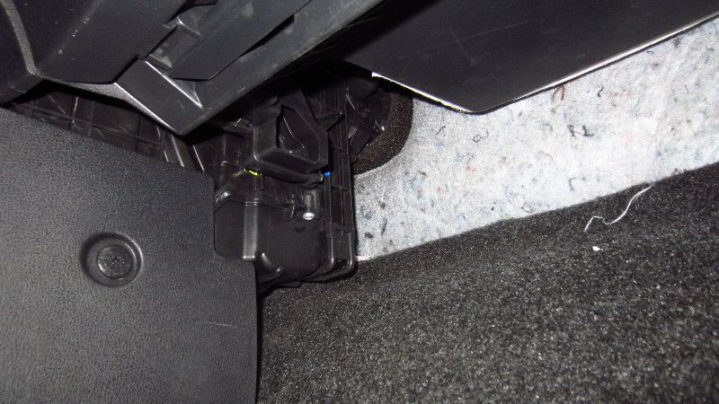 2012-2019-Nissan-Versa-Cabin-Air-Filter-Replacement-Guide-002