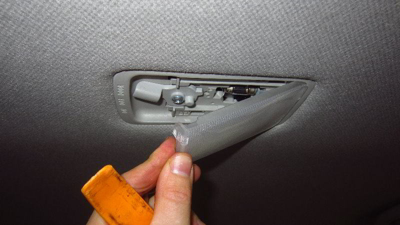 2012-2019-Nissan-Versa-Dome-Light-Bulb-Replacement-Guide-004