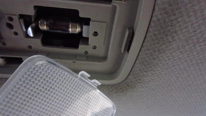 2012-2019-Nissan-Versa-Dome-Light-Bulb-Replacement-Guide-006