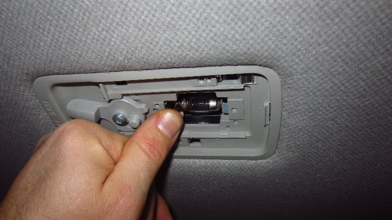2012-2019-Nissan-Versa-Dome-Light-Bulb-Replacement-Guide-008