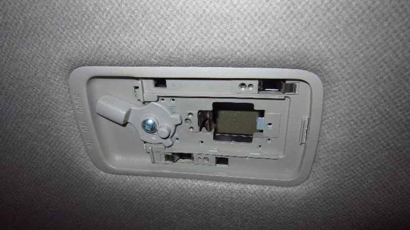 2012-2019-Nissan-Versa-Dome-Light-Bulb-Replacement-Guide-011