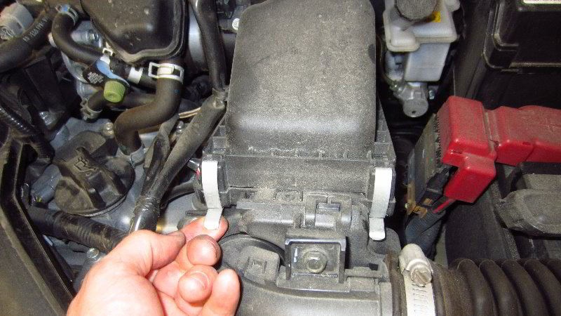 2012-2019-Nissan-Versa-Engine-Air-Filter-Replacement-Guide-003