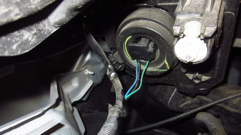 2012-2019-Nissan-Versa-Headlight-Bulbs-Replacement-Guide-003