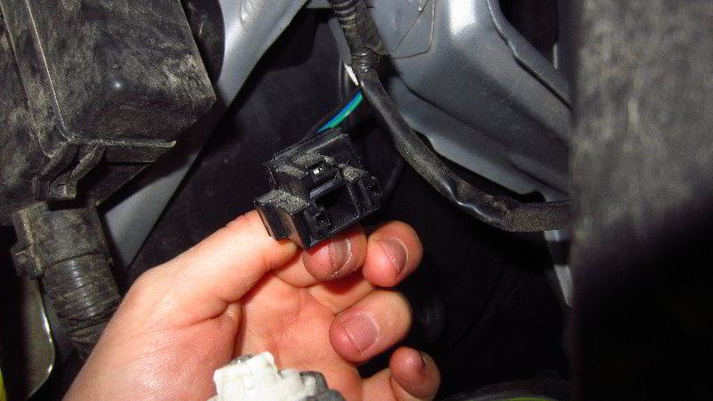 2012-2019-Nissan-Versa-Headlight-Bulbs-Replacement-Guide-004