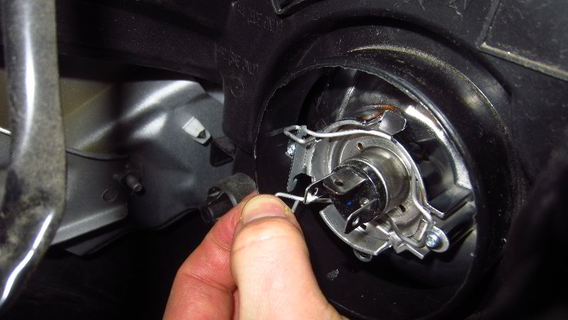 2012-2019-Nissan-Versa-Headlight-Bulbs-Replacement-Guide-008