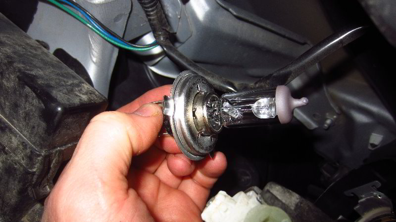 2012-2019-Nissan-Versa-Headlight-Bulbs-Replacement-Guide-011