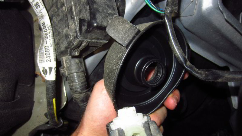 2012-2019-Nissan-Versa-Headlight-Bulbs-Replacement-Guide-017