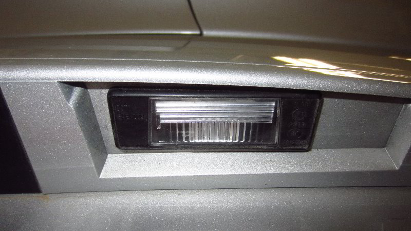 2012-2019-Nissan-Versa-License-Plate-Light-Bulbs-Replacement-Guide-002