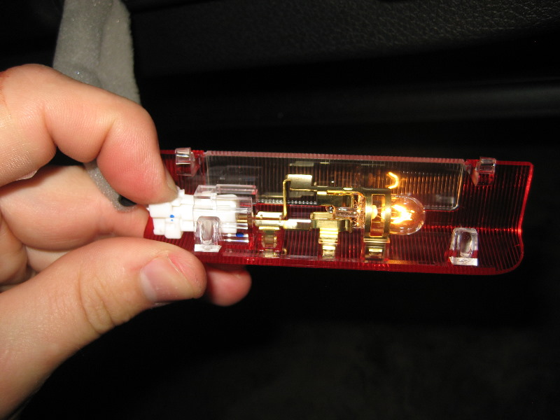 20132015NissanAltimaDoorCourtesyStepLightBulbReplacementGuide004