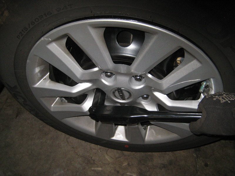 20132015NissanAltimaFrontBrakePadsReplacementGuide036