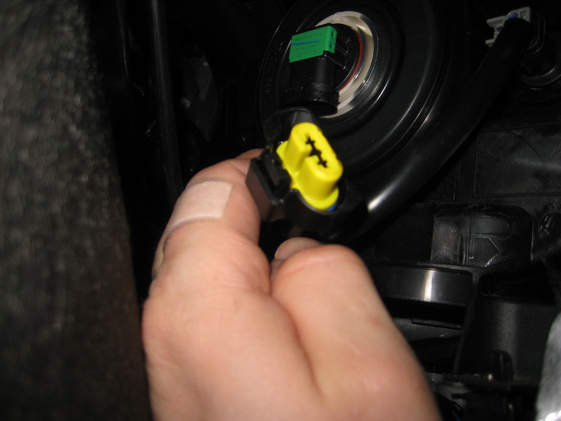 20132015NissanAltimaHeadlightBulbsReplacementGuide008