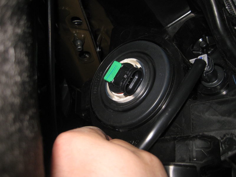 20132015NissanAltimaHeadlightBulbsReplacementGuide009