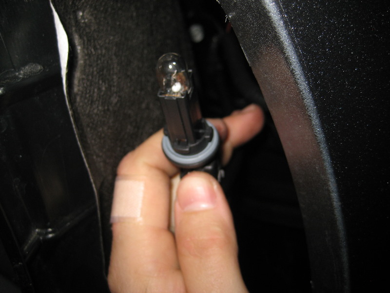 20132015NissanAltimaHeadlightBulbsReplacementGuide016