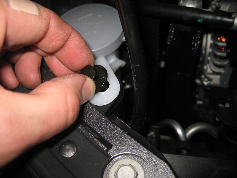 20132015NissanAltimaHeadlightBulbsReplacementGuide041