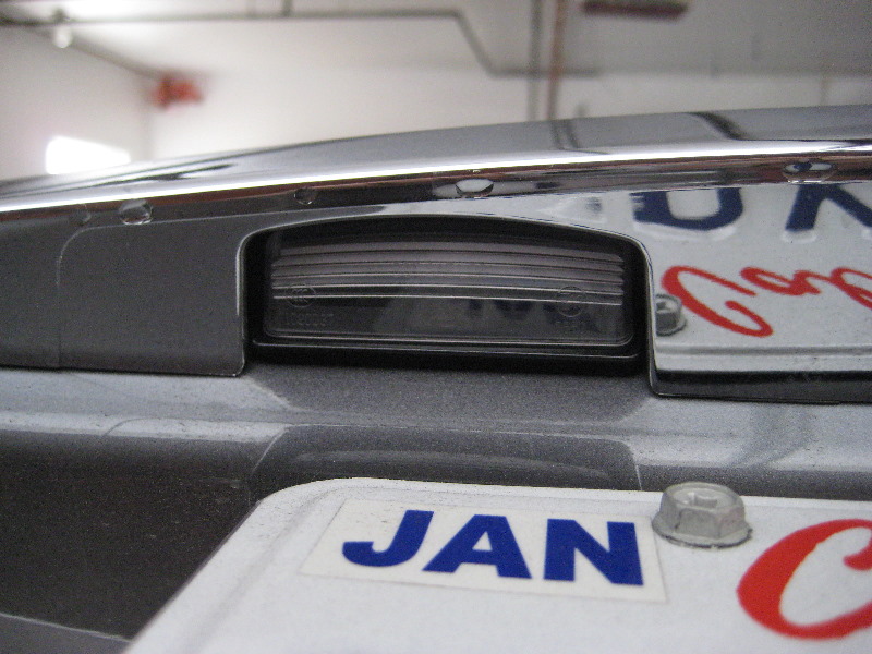 20132015NissanAltimaLicensePlateLightBulbsReplacementGuide002