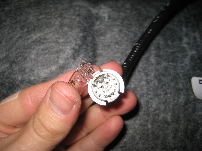 20132015NissanAltimaLicensePlateLightBulbsReplacementGuide014