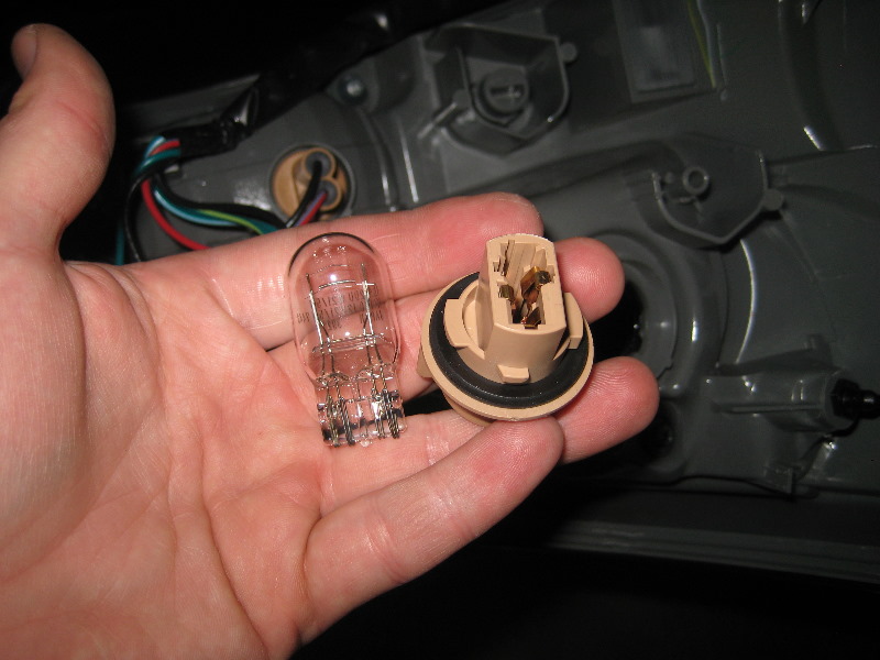 20132015NissanAltimaTailLightBulbsReplacementGuide017