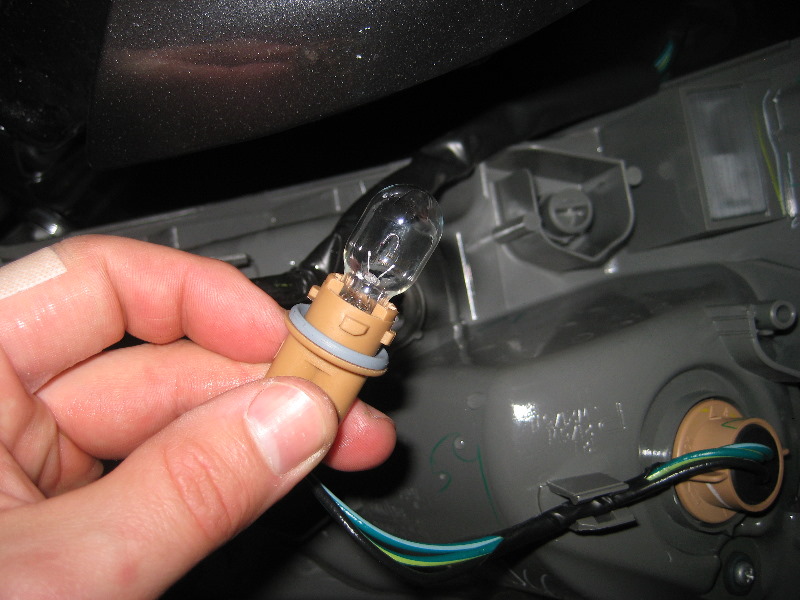 20132015NissanAltimaTailLightBulbsReplacementGuide024