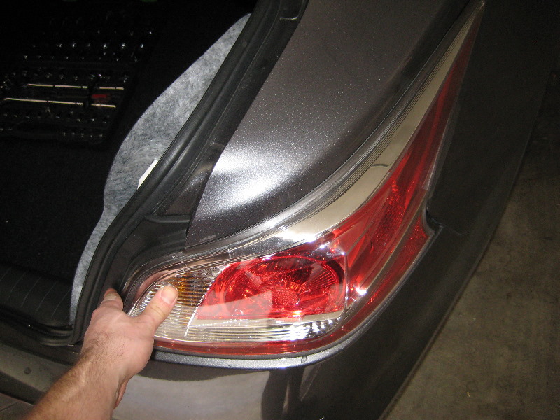 20132015NissanAltimaTailLightBulbsReplacementGuide028