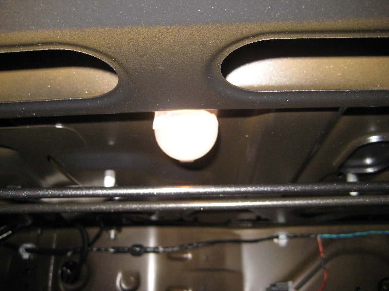 20132015NissanAltimaTrunkLightBulbReplacementGuide001