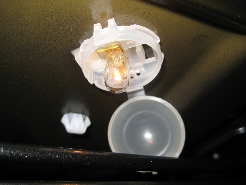 20132015NissanAltimaTrunkLightBulbReplacementGuide008