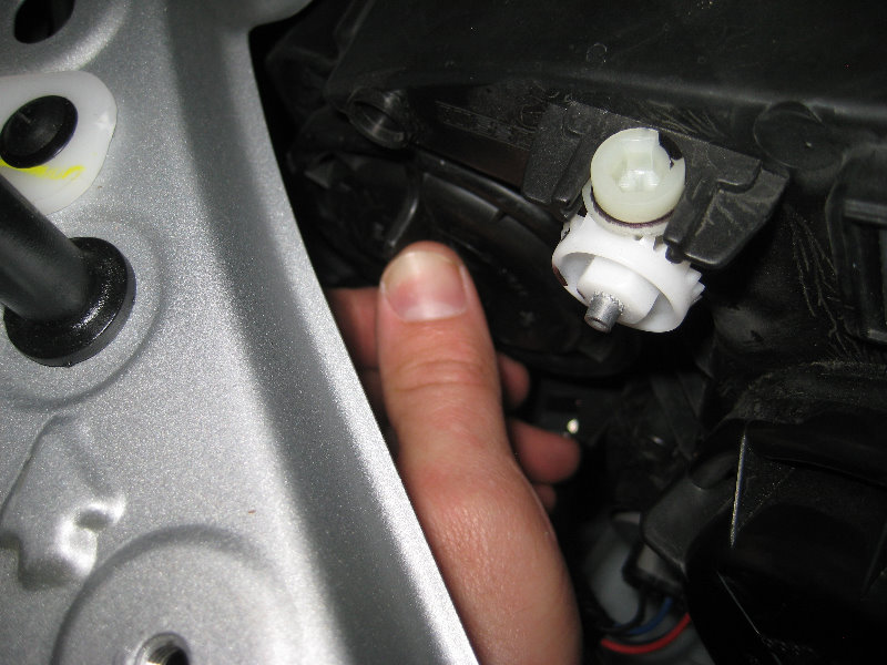 2013-2015-Nissan-Sentra-Headlight-Bulbs-Replacement-Guide-034