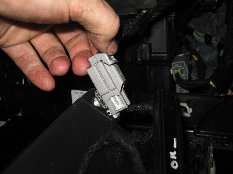 20132016FordFusionACCabinAirFilterReplacementGuide018