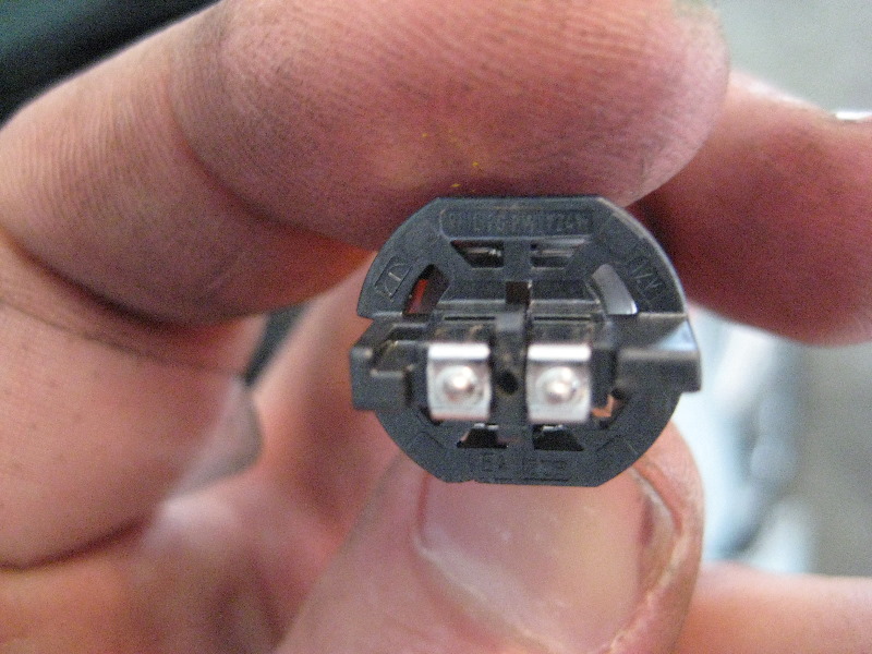 2013-2016-Ford-Fusion-Headlight-Bulbs-Replacement-Guide-075