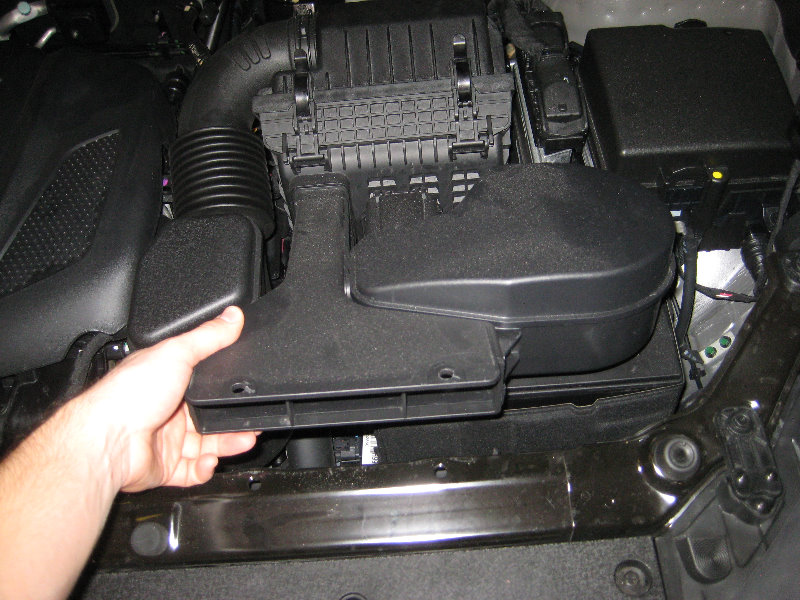 2013 2016 Hyundai Santa Fe 12V Automotive Battery Replacement Guide 006