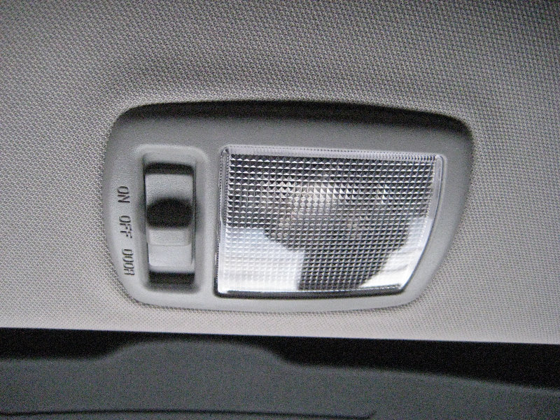 2013-2016-Hyundai-Santa-Fe-Cargo-Area-Light-Bulb-Replacement-Guide-014