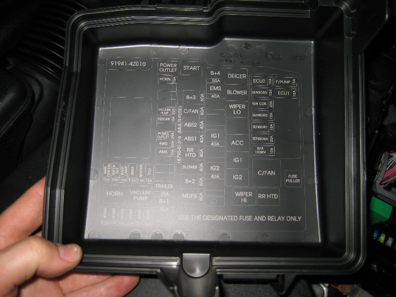 2013-2016-Hyundai-Santa-Fe-Electrical-Fuse-Replacement-Guide-005