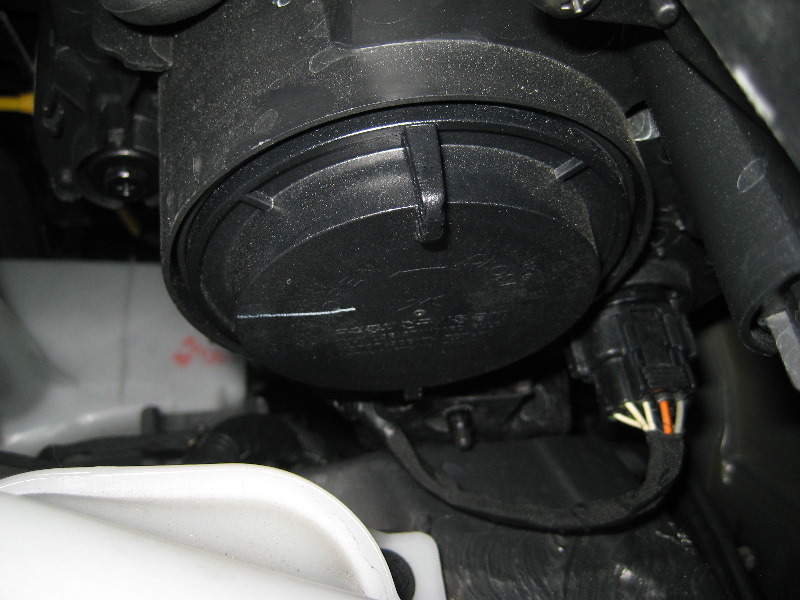 2013-2016-Hyundai-Santa-Fe-Headlight-Bulbs-Replacement-Guide-002