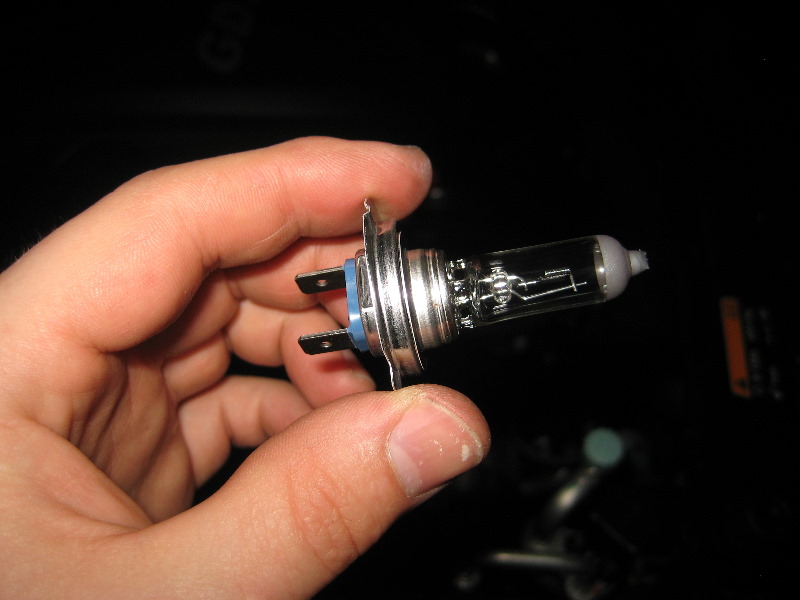 2013-2016-Hyundai-Santa-Fe-Headlight-Bulbs-Replacement-Guide-025