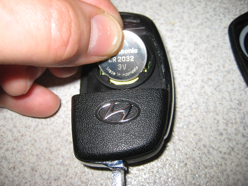 2013-2016-Hyundai-Santa-Fe-Key-Fob-Battery-Replacement-Guide-009