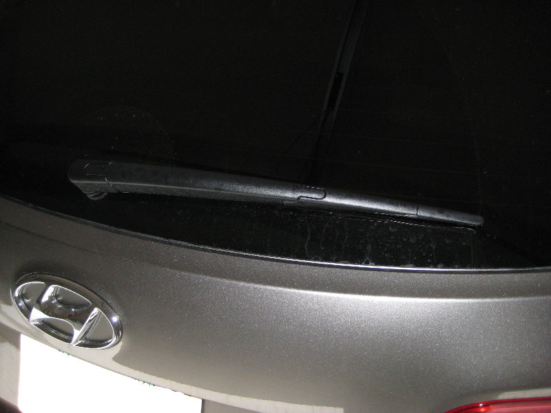 2013 2016 Hyundai Santa Fe Rear Window Wiper Blade Replacement Guide 001
