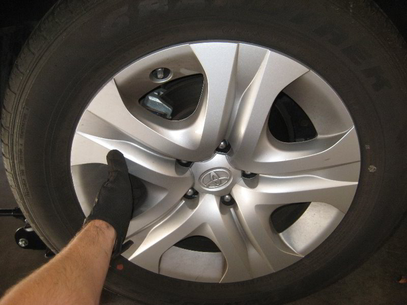 2013-2016-Toyota-RAV4-Rear-Disc-Brake-Pads-Replacement-Guide-003