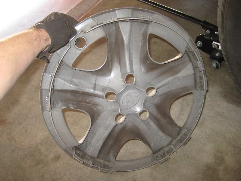 2013-2016-Toyota-RAV4-Rear-Disc-Brake-Pads-Replacement-Guide-004