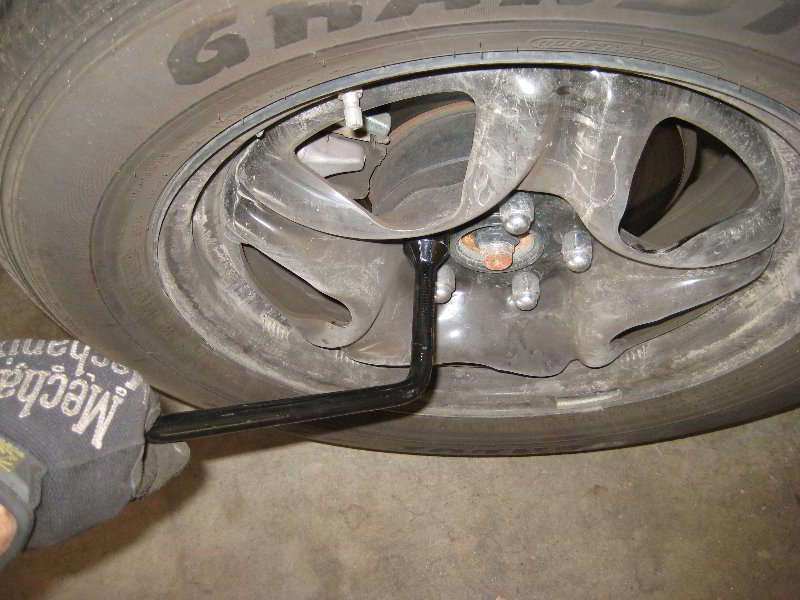 2013-2016-Toyota-RAV4-Rear-Disc-Brake-Pads-Replacement-Guide-005