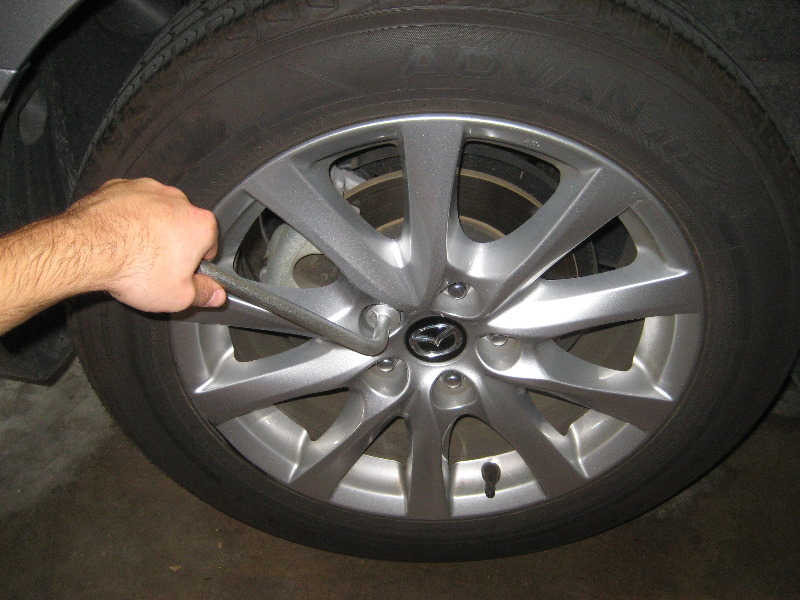 20142018MazdaMazda6RearBrakePadsReplacementGuide003