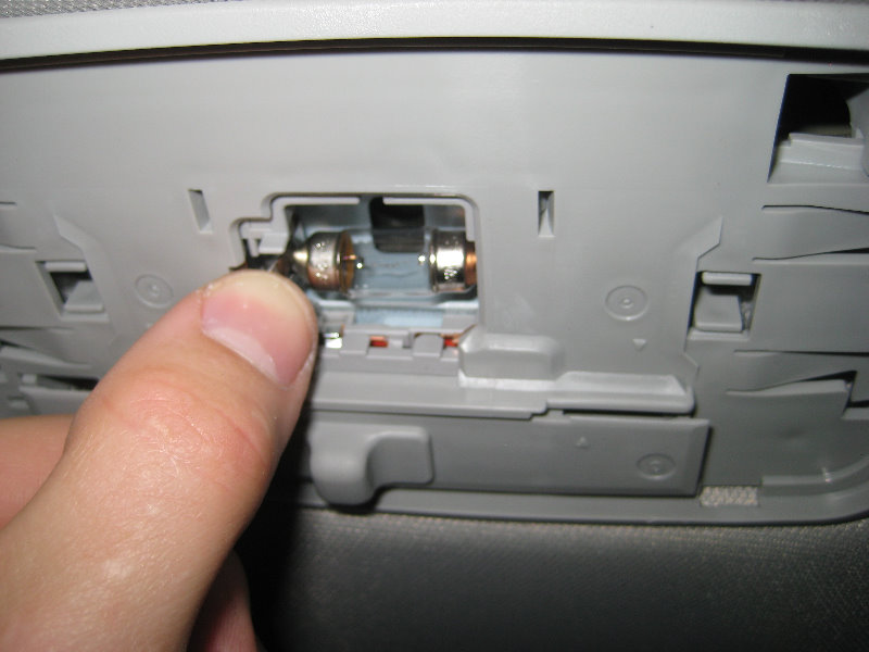 2014-2018-Toyota-Corolla-Dome-Light-Bulb-Replacement-Guide-006