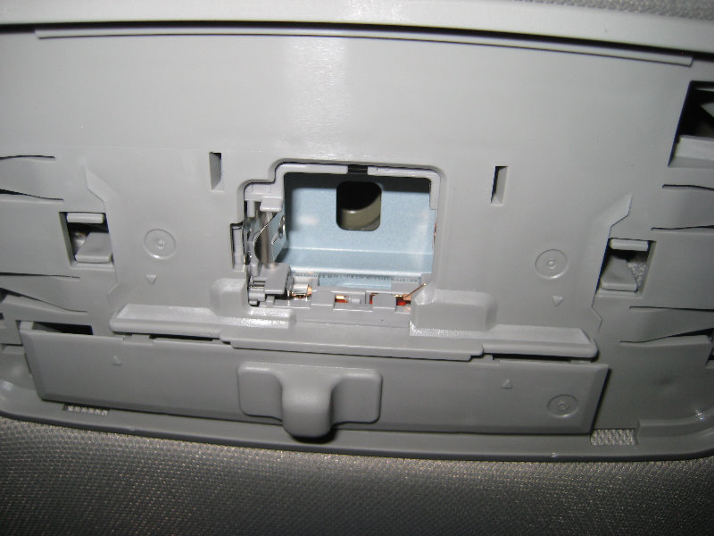 2014-2018-Toyota-Corolla-Dome-Light-Bulb-Replacement-Guide-009