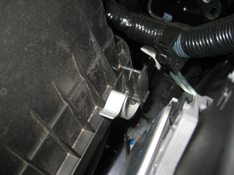 2014-2018-Toyota-Corolla-2ZR-FE-Engine-Air-Filter-Replacement-Guide-003