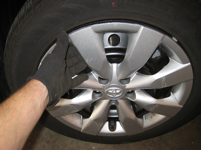 2014-2018-Toyota-Corolla-Front-Brake-Pads-Replacement-Guide-002