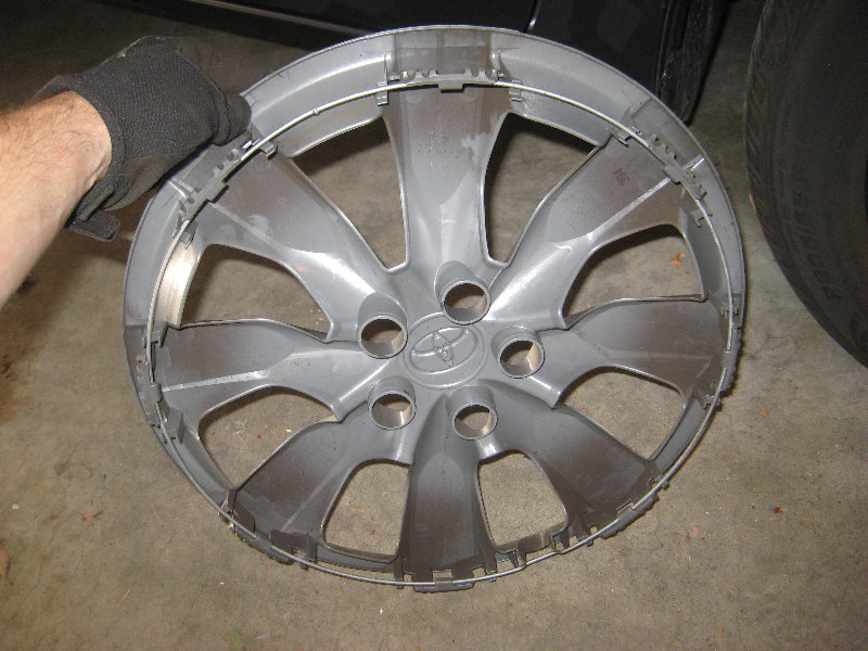 2014-2018-Toyota-Corolla-Front-Brake-Pads-Replacement-Guide-003