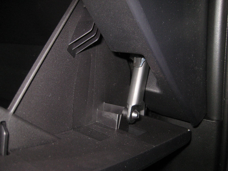 20142018ToyotaCorollaCabinAirFilterReplacementGuide003