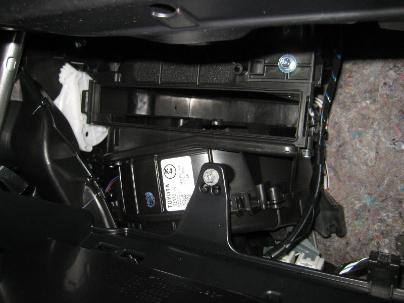 2014-2018-Toyota-Corolla-Cabin-Air-Filter-Replacement-Guide-017