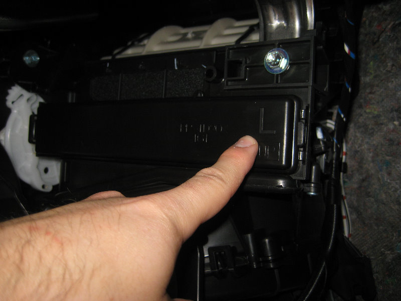 2014-2018-Toyota-Corolla-Cabin-Air-Filter-Replacement-Guide-023