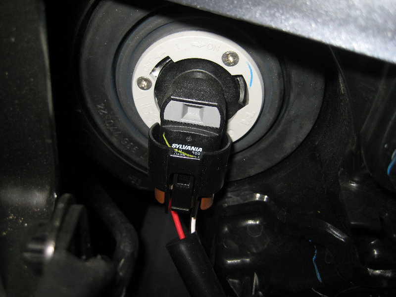 2014-2018-Toyota-Corolla-Headlight-Bulbs-Replacement-Guide-004