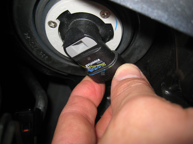 2014-2018-Toyota-Corolla-Headlight-Bulbs-Replacement-Guide-007